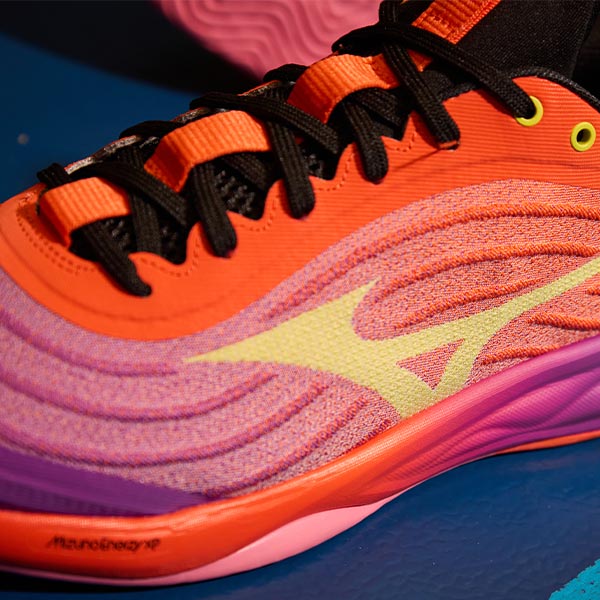 Woven upper van de Mizuno Wave Luminous Elite in close-up